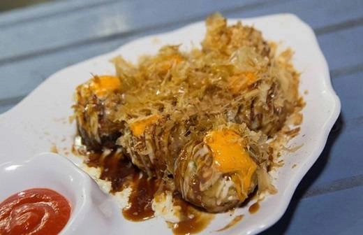 Có công thức gốc từ Osaka, bánh bạch tuộc nướng takoyaki Xóm Củi được lòng thực khách vì hương vị đậm đà, khác biệt, luôn nóng hổi mà giá lại rẻ "đúng chuẩn" ăn vặt quận 8. (Ảnh: Internet Có công thức gốc từ Osaka, bánh bạch tuộc nướng takoyaki Xóm Củi được lòng thực khách vì hương vị đậm đà, khác biệt, luôn nóng hổi mà giá lại rẻ "đúng chuẩn" ăn vặt quận 8. (Ảnh: Internet