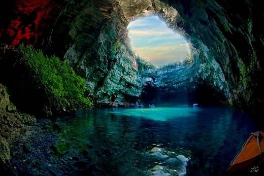 20. Hang động Melissani, Kefalonia, Hy Lạp Trong thần thoại Hy Lạp, các nữ thần cây cỏ đã từng sống trong hang động tuyệt đẹp này và thu hút đàn ông bằng vẻ đẹp tuyệt trần của mình. Dưới ánh mặt trời, ai được ánh sáng xanh chiếu vào người khi bơi ở đây sẽ nhận được nhiều điều may mắn. 20. Hang động Melissani, Kefalonia, Hy Lạp Trong thần thoại Hy Lạp, các nữ thần cây cỏ đã từng sống trong hang động tuyệt đẹp này và thu hút đàn ông bằng vẻ đẹp tuyệt trần của mình. Dưới ánh mặt trời, ai được ánh sáng xanh chiếu vào người khi bơi ở đây sẽ nhận được nhiều điều may mắn.