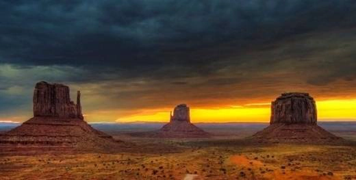 23. Thung lũng Monument, Utah Bạn có thấy thung lũng này trông quen không? Nơi đây thường được các nhà làm phim Hollywood chọn làm bối cảnh đấy. Cấu trúc bằng đá sa thạch khổng lồ thống trị cảnh quan của thung lũng rộng lớn này. Đặc biệt, Monument còn được ví như một phiên bản yên tĩnh hơn của hẻm núi đá Grand Canyon. 23. Thung lũng Monument, Utah Bạn có thấy thung lũng này trông quen không? Nơi đây thường được các nhà làm phim Hollywood chọn làm bối cảnh đấy. Cấu trúc bằng đá sa thạch khổng lồ thống trị cảnh quan của thung lũng rộng lớn này. Đặc biệt, Monument còn được ví như một phiên bản yên tĩnh hơn của hẻm núi đá Grand Canyon.