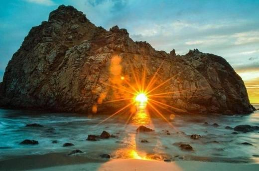 27. Hoàng hôn ở biển Pfeiffer, California Pfeiffer thuộc bờ biển California, nổi tiếng bởi cảnh quan lãng mạn như bước ra từ phim ảnh. Bãi cát tím, những con sóng xô bờ không là gì so với cảnh hoàng hôn len lỏi qua những hòn đá sừng sững giữa biển khơi. 27. Hoàng hôn ở biển Pfeiffer, California Pfeiffer thuộc bờ biển California, nổi tiếng bởi cảnh quan lãng mạn như bước ra từ phim ảnh. Bãi cát tím, những con sóng xô bờ không là gì so với cảnh hoàng hôn len lỏi qua những hòn đá sừng sững giữa biển khơi.