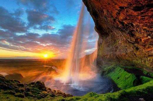 28. Thác Seljalandsfoss, Þórsmerkurvegur, Ai-len Seljalandsfoss là một trong những thác nước nổi tiếng nhất ở Ai-len, đổ xuống từ độ cao hơn 60m. 28. Thác Seljalandsfoss, Þórsmerkurvegur, Ai-len Seljalandsfoss là một trong những thác nước nổi tiếng nhất ở Ai-len, đổ xuống từ độ cao hơn 60m.