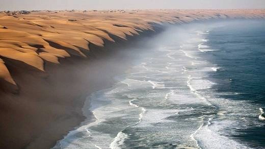 32. Nơi giao nhau giữa sa mạc Namib và biển Atlantic, Swakop, Namibia Ở Namibia, không khó để bắt gặp những đồi cát cao và tuyệt diệu nhất trên thế giới. Những đồi cát này tiếp tục kéo dài cho đến sát bờ biển Atlantic, tạo nên một cảnh quan kì vĩ hơn bao giờ hết. 32. Nơi giao nhau giữa sa mạc Namib và biển Atlantic, Swakop, Namibia Ở Namibia, không khó để bắt gặp những đồi cát cao và tuyệt diệu nhất trên thế giới. Những đồi cát này tiếp tục kéo dài cho đến sát bờ biển Atlantic, tạo nên một cảnh quan kì vĩ hơn bao giờ hết.