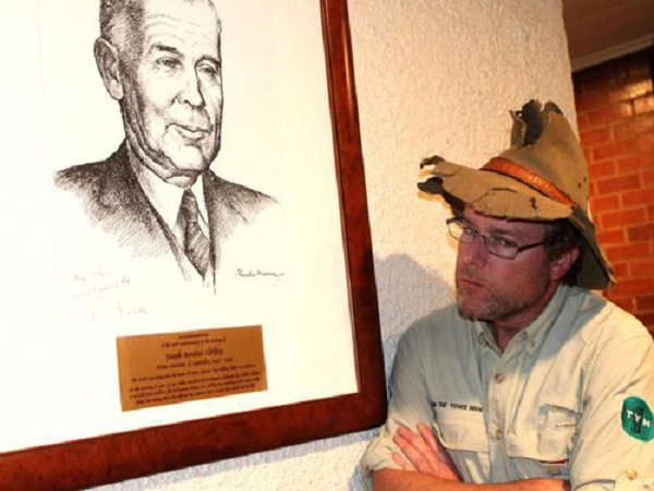 Tim the Yowie Man, người hướng dẫn của tour săn ma tại Canberra. Ảnh: News.