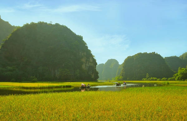 Du khách đi thuyền trên dòng Ngô Đồng. Ảnh: dan toan Du khách đi thuyền trên dòng Ngô Đồng. Ảnh: dan toan