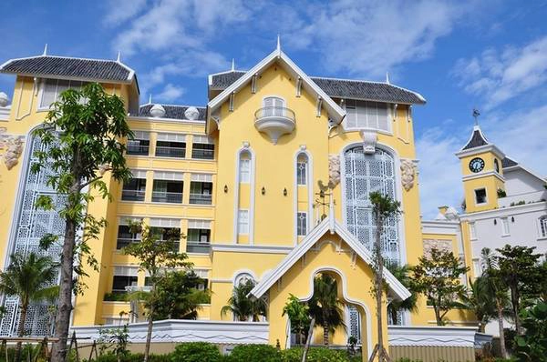 Được thiết kế dựa trên ý tưởng về một trưởng đại học 100 năm tuổi, JW Marriott Emerald Bay Phú Quốc khiến du khách như trở về thời cắp sách tới trường với thời khóa biểu và bài tập. Được thiết kế dựa trên ý tưởng về một trưởng đại học 100 năm tuổi, JW Marriott Emerald Bay Phú Quốc khiến du khách như trở về thời cắp sách tới trường với thời khóa biểu và bài tập.