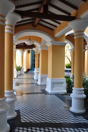 Một trong những góc chụp không thể bỏ qua của du khách khi nghỉ tại khách sạn. Những hàng cột đối xứng tại dãy hành lang tạo cho bức ảnh chiều sâu. Một trong những góc chụp không thể bỏ qua của du khách khi nghỉ tại khách sạn. Những hàng cột đối xứng tại dãy hành lang tạo cho bức ảnh chiều sâu.