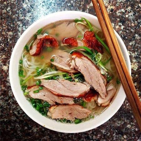 Quán mở đã được 4 năm, từ đó đến nay, giá một bát phở vịt quay vẫn là 30.000 đồng, chưa một lần thay đổi. (Ảnh: Internet) Quán mở đã được 4 năm, từ đó đến nay, giá một bát phở vịt quay vẫn là 30.000 đồng, chưa một lần thay đổi. (Ảnh: Internet)