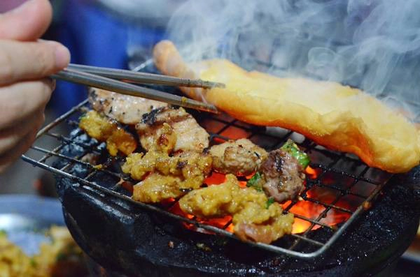 Lượn lờ qua đây, hoà vào làn khói nghi ngút, hít hà hương thịt nướng thơm phưng phức, khó ai mà lại có thể “cưỡng lại” được. (Ảnh: Internet) Lượn lờ qua đây, hoà vào làn khói nghi ngút, hít hà hương thịt nướng thơm phưng phức, khó ai mà lại có thể “cưỡng lại” được. (Ảnh: Internet)