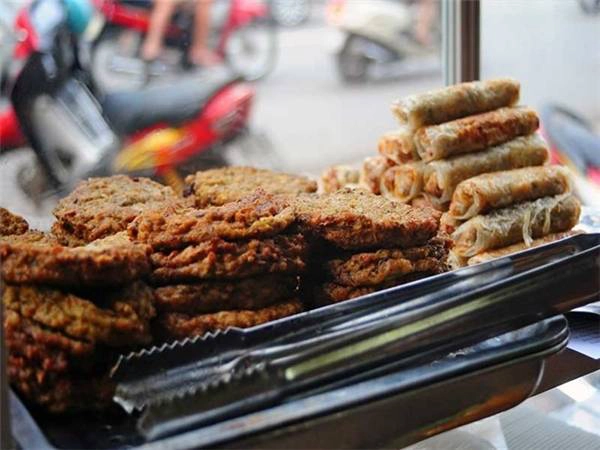 Những miếng chả rươi được rán vàng ươm, thơm nức có giá 15.000 đồng/chiếc. (Ảnh: Internet) Những miếng chả rươi được rán vàng ươm, thơm nức có giá 15.000 đồng/chiếc. (Ảnh: Internet)