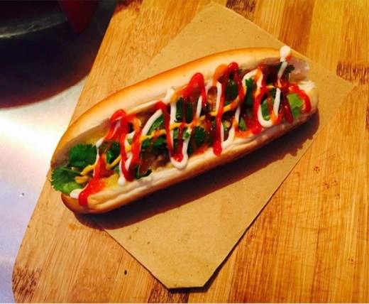 Ngoài hot dog bò băm đang “gây mưa gây gió”, ở đây cũng có hot dog truyền thống hay hot dog bò dứa, salad phục vụ sở thích khác nhau của thực khách. (Ảnh: Internet) Ngoài hot dog bò băm đang “gây mưa gây gió”, ở đây cũng có hot dog truyền thống hay hot dog bò dứa, salad phục vụ sở thích khác nhau của thực khách. (Ảnh: Internet)