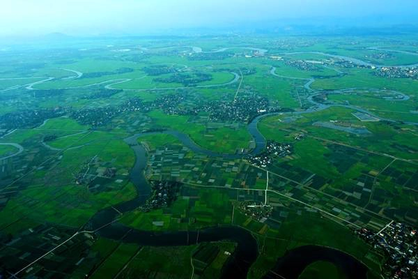 Rời Hà Nội với thủy phi cơ, bạn sẽ được thỏa thích ngắm cảnh từ trên cao. Rời Hà Nội với thủy phi cơ, bạn sẽ được thỏa thích ngắm cảnh từ trên cao.
