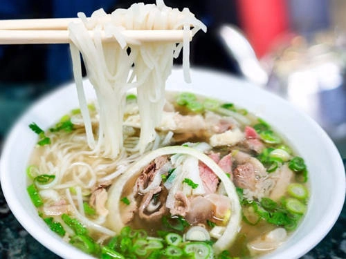 Phở là món ăn được nhiều du khách nước ngoài thích thú thưởng thức khi tới Việt Nam. Ảnh: Business Insider Phở là món ăn được nhiều du khách nước ngoài thích thú thưởng thức khi tới Việt Nam. Ảnh: Business Insider