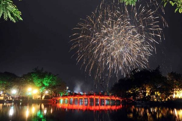 Người dân có thể đứng tại cầu Nhật Tân, cầu Thăng Long… để chiêm ngưỡng những màn bắn pháo hoa vô cùng rực rỡ ở địa điểm này. Người dân có thể đứng tại cầu Nhật Tân, cầu Thăng Long… để chiêm ngưỡng những màn bắn pháo hoa vô cùng rực rỡ ở địa điểm này.