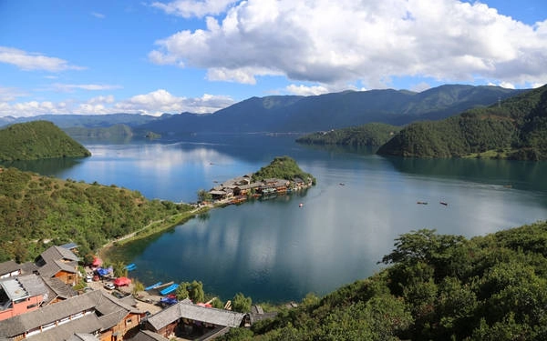 Trên dãy Himalaya, người Mosuo sống ở rìa hồ Luga xanh tươi thuộc huyện tự trị Ninh Lạng, Trung Quốc. Ảnh: Telegraph. Trên dãy Himalaya, người Mosuo sống ở rìa hồ Luga xanh tươi thuộc huyện tự trị Ninh Lạng, Trung Quốc. Ảnh: Telegraph.