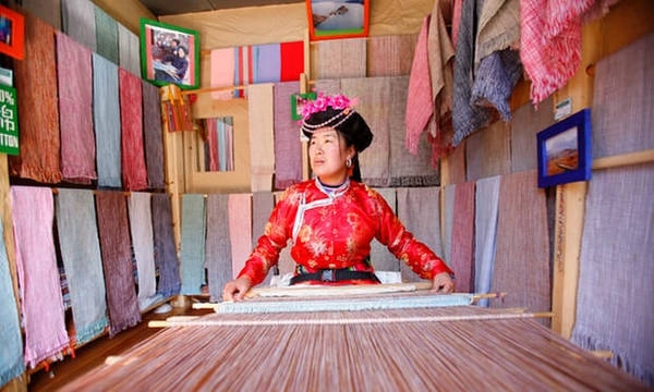 Tuy nhiên, nhiều người đã lấy người ngoài tộc và chuyển về các thành phố lớn hơn để tìm việc làm. Ảnh: The Guardian. Tuy nhiên, nhiều người đã lấy người ngoài tộc và chuyển về các thành phố lớn hơn để tìm việc làm. Ảnh: The Guardian.