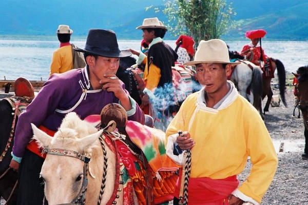 Theo truyền thống, các đối tác hay "chồng" của họ chỉ tới thăm vào ban đêm và không có vai trò gì trong việc nuôi dưỡng con cái. Ảnh: Scoopwhoop. Theo truyền thống, các đối tác hay "chồng" của họ chỉ tới thăm vào ban đêm và không có vai trò gì trong việc nuôi dưỡng con cái. Ảnh: Scoopwhoop.
