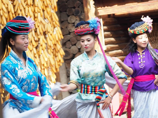 Tuy nhiên, trong 20 năm trở lại đây, văn hóa của bộ tộc này dần bị mai một. Ảnh: Theodysseyonline. Tuy nhiên, trong 20 năm trở lại đây, văn hóa của bộ tộc này dần bị mai một. Ảnh: Theodysseyonline.