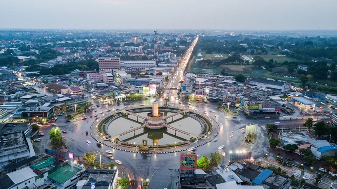 Cách Bangkok khoảng 150 km về phía Bắc, Lopburi là điểm đến khá hay dành cho du khách lên đi Chiang Mai từ thủ đô Thái Lan bằng đường bộ, tàu lửa. Bên cạnh giá trị lịch sử, văn hóa thì hàng nghìn con khỉ đang sinh sống chung với người dân ở khắp thành phố chính là một trong những điều thu hút khách du lịch.