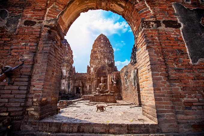 Prang Sam Yot là điểm đến không thể bỏ lỡ trên bản đồ du lịch Lopburi. Ngôi đền đã hơn 800 năm tuổi, được xem là kiến trúc tôn giáo lâu đời nhất ở đây, xây dựng từ khi thành phố chịu sự kiểm soát của đế quốc Khmer. Đền gồm 3 tháp chính theo phong cách cổ điển của kiến ​​trúc Khmer, tháp ở giữa cao nhất, hai bên thấp hơn. Khung cảnh thường gặp ở đền là từng bầy khỉ tự do đi lại, làm thân và chơi với du khách.