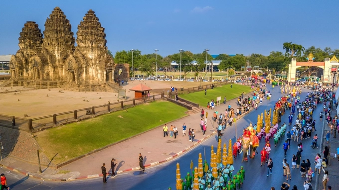 Tháng 2 hàng năm là mùa du lịch cao điểm ở Lopburi, nhất là ngay lúc diễn ra lễ hội tôn vinh vua Narai (hay Ramathibodi III) - vị vua thứ 27 của vương quốc Ayutthaya. Lễ hội diễn ra khoảng 8-10 ngày tùy năm. Từng đoàn người mặc trang phục truyền thống đầy màu sắc, cưỡi voi, ngựa diễu hành khắp thành phố, thực hiện các nghi lễ hoàng gia, biểu diễn nghệ thuật dân gian... 