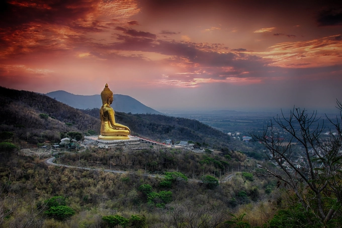 Đền Wat Khao Wong Prachan gây ấn tượng với du khách bởi bức tượng Phật màu vàng cao hơn 72 m, tương đương tòa nhà 24 tầng, tọa lạc trên đỉnh núi cao hơn 650 m so với mực nước biển. Để lên đến nơi đặt bức tượng, bạn phải leo lên 3.790 bậc thang, từ đây chiêm ngưỡng bức tượng lẫn toàn cảnh Lopburi bên dưới. 