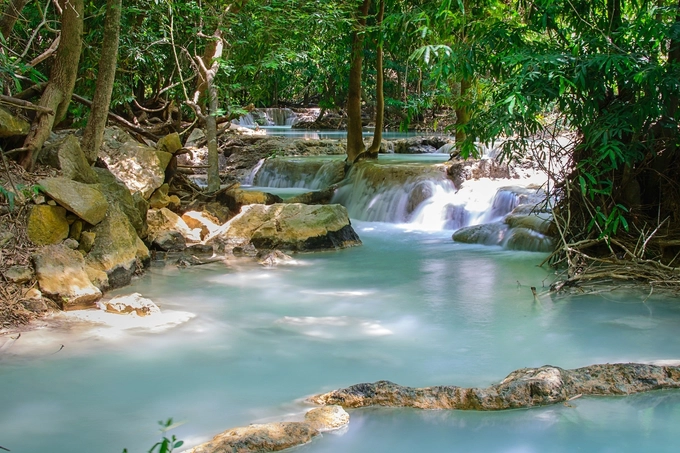 Suối Namtok Wang Kan Lueang Aboretum nổi tiếng với vẻ đẹp tựa cảnh tiên. Dòng suối nước ngầm tự nhiên không bao giờ cạn bất kể vào mùa mưa hay mùa khô, khiến nó trở thành điểm đến lý tưởng vào mùa hè. Đến đây, du khách tận hưởng dòng nước mát lạnh, ngắm cảnh rừng.