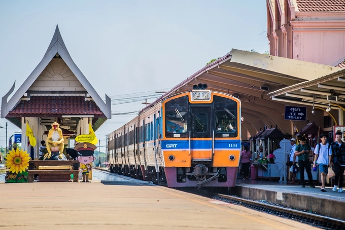 Bạn có thể tới Lopburi bằng cách thuê xe riêng, xe buýt hay đi tàu. Đường sắt quốc gia Thái Lan khai thác 5 chuyến/ngày, khởi hành từ ga Bang Sue Junction, Bangkok đến Lopburi. Giá vé từ 2 đến 35 USD/chiều/người (khoảng 46.000-805.000 đồng) tùy hạng ghế. 