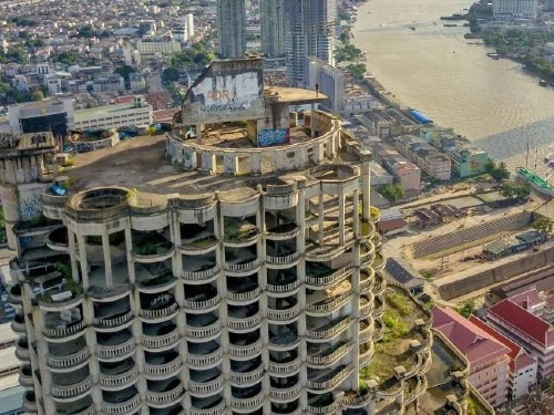 Tòa nhà bỏ hoang nhìn ra sông Chao Phraya. Ảnh: News. Tòa nhà bỏ hoang nhìn ra sông Chao Phraya. Ảnh: News.
