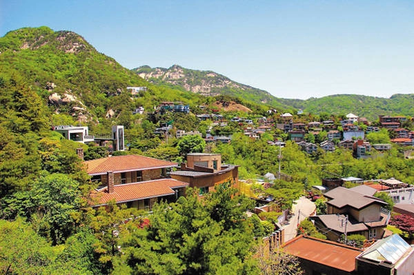 Khu Pyeongchang-dong còn được biết đến với cái tên "Beverly Hills" của Seoul. Khu Pyeongchang-dong còn được biết đến với cái tên "Beverly Hills" của Seoul.