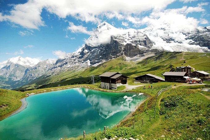 Từ Kleine Scheidegg có nghĩa là "lưu vực nhỏ", mặc dù khu vực này cao hơn nhiều so với vùng lân cận Grosse Scheidegg. Nơi đây sở hữu khung cảnh đẹp ngỡ ngàng, dưới chân những đỉnh núi tuyết cao sừng sững, đồi cỏ thoai thoải cùng những hồ nước xanh màu ngọc bích.