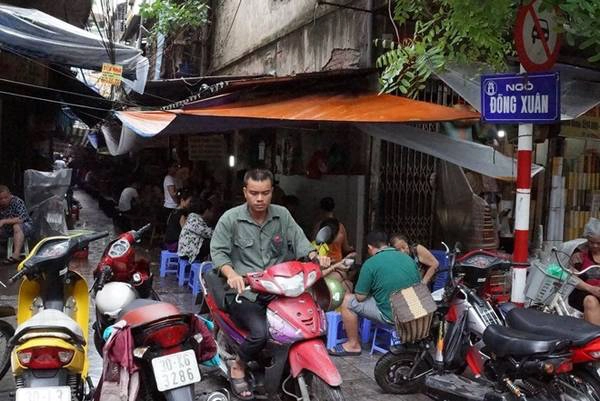 Du lich Ha Noi - Tại ngõ chợ Đồng Xuân (Hoàn Kiếm, Hà Nội), nhiều dịch vụ nở rộ phục vụ khách trong và ngoài nước.