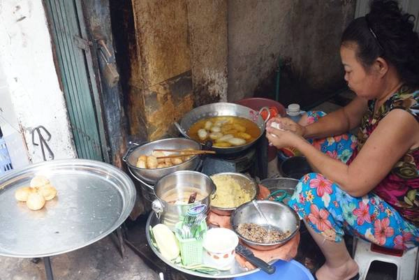 Du lich Ha Noi - Hàng bánh rán mặn này chỉ mở vào buổi chiều nhưng luôn có đông khách tới đặt trước.