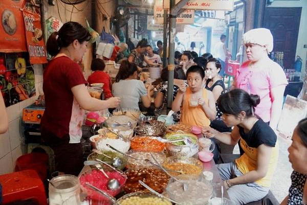 Du lich Ha Noi - Mỗi buổi trưa, chiều, các quầy giải khát luôn đông nghịt khách. 