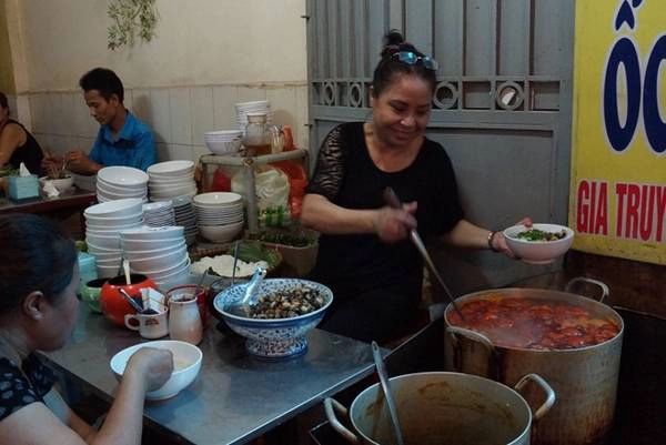 Du lich Ha Noi - Quán bún ốc nhà cô Thúy là một trong những quán lâu năm nhất ở Hà Nội. 