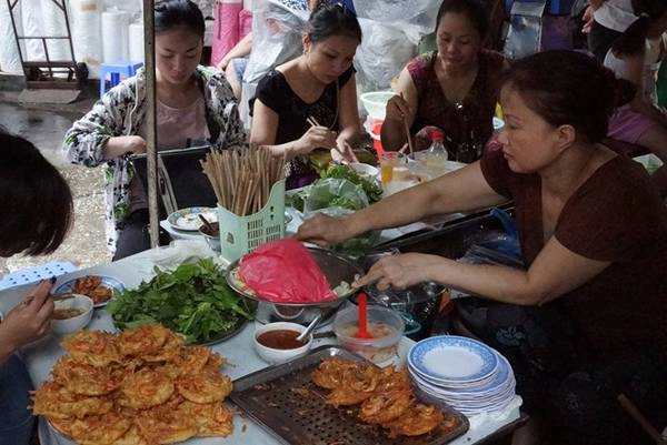 Du lich Ha Noi - Mỗi đĩa bánh tôm đủ cho một người ăn no có giá chỉ 25.000 - 30.000 đồng.