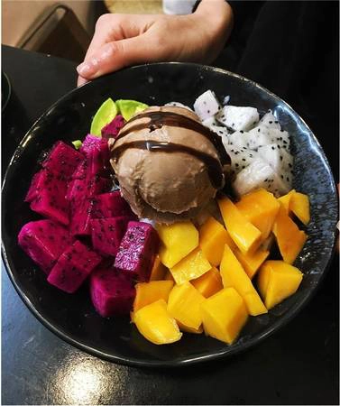 Patbingsu vừa bắt mắt lại vừa đã miệng, tuy nhiên cũng có giá khá “sang chảnh”. Bạn có thể rủ các chiến hữu cùng thưởng thức món này trên phố Quán Thánh, Hoàng Ngân, Đội Cấn. (Ảnh: Internet) Patbingsu vừa bắt mắt lại vừa đã miệng, tuy nhiên cũng có giá khá “sang chảnh”. Bạn có thể rủ các chiến hữu cùng thưởng thức món này trên phố Quán Thánh, Hoàng Ngân, Đội Cấn. (Ảnh: Internet)
