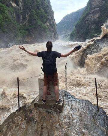 Nước chảy giữa khe núi hẹp dài đến 16km, giữa dòng chảy ngay đoạn hẹp nhất có một phiến đá lớn án ngữ, nước chảy xiết xô vào phiến đá tạo thành âm thanh vang rền khủng khiếp trong khe núi. Ảnh: cranntime Nước chảy giữa khe núi hẹp dài đến 16km, giữa dòng chảy ngay đoạn hẹp nhất có một phiến đá lớn án ngữ, nước chảy xiết xô vào phiến đá tạo thành âm thanh vang rền khủng khiếp trong khe núi. Ảnh: cranntime