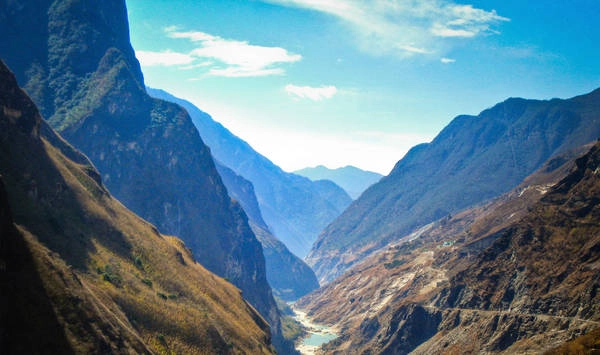 Thắng cảnh thiên nhiên kỳ thú này cách Lệ Giang khoảng 100km về phía tây bắc. Đây là đoạn sông Kim Sa chảy qua hai dãy núi cao là Ngọc Long (5.600m) và Haba (5.396m) rồi đột ngột bị thu hẹp lại chỉ còn khoảng hơn 30m, dài 16km. Ảnh: lifewithtravel Thắng cảnh thiên nhiên kỳ thú này cách Lệ Giang khoảng 100km về phía tây bắc. Đây là đoạn sông Kim Sa chảy qua hai dãy núi cao là Ngọc Long (5.600m) và Haba (5.396m) rồi đột ngột bị thu hẹp lại chỉ còn khoảng hơn 30m, dài 16km. Ảnh: lifewithtravel