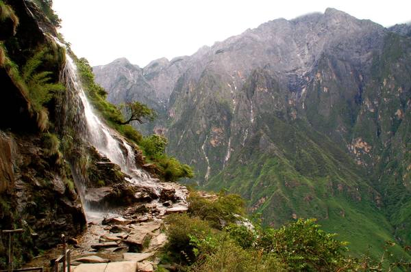 Tháng 10 đến tháng 5 là thời gian thích hợp và an toàn nhất để tham quan Khe Hổ Nhảy với những cảnh quan siêu thực. Ảnh: chinakangboshi Tháng 10 đến tháng 5 là thời gian thích hợp và an toàn nhất để tham quan Khe Hổ Nhảy với những cảnh quan siêu thực. Ảnh: chinakangboshi