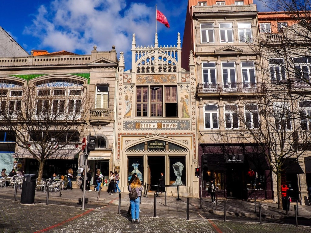 Tiệm sách Livraria Lello hay thường được gọi là Lello nằm lọt thỏm trên con phố nghiêng thoai thoải ở Porto, Bồ Đào Nha là điểm du lịch nổi tiếng. Đây là hiệu sách lâu đời thứ 2 ở đất nước này, luôn nằm trong top những hiệu sách đẹp nhất trên thế giới do Lonely Planet và The Guardian bình chọn. Căn nhà gồm hai tầng, bên ngoài có kiến trúc kiến trúc tân Gotic xen lẫn tân nghệ thuật (Art Nouveau), nổi bật giữa dãy nhà màu xi măng đơn điệu. Tiệm sách Livraria Lello hay thường được gọi là Lello nằm lọt thỏm trên con phố nghiêng thoai thoải ở Porto, Bồ Đào Nha là điểm du lịch nổi tiếng. Đây là hiệu sách lâu đời thứ 2 ở đất nước này, luôn nằm trong top những hiệu sách đẹp nhất trên thế giới do Lonely Planet và The Guardian bình chọn. Căn nhà gồm hai tầng, bên ngoài có kiến trúc kiến trúc tân Gotic xen lẫn tân nghệ thuật (Art Nouveau), nổi bật giữa dãy nhà màu xi măng đơn điệu.