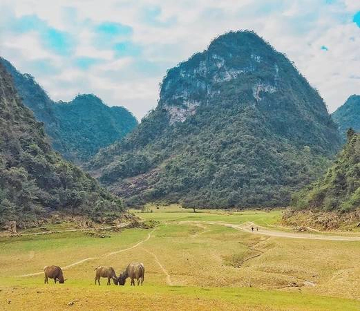 Cảnh vật nơi đây yên bình với một bản làng nhỏ, thung lũng lọt thỏm giữa những ngọn núi bao quanh. Bạn có thể chuẩn bị đồ đạc để cắm trại ở bãi cỏ, tuyệt đối không xả rác hay trêu đùa đàn bò, ngựa của người dân.