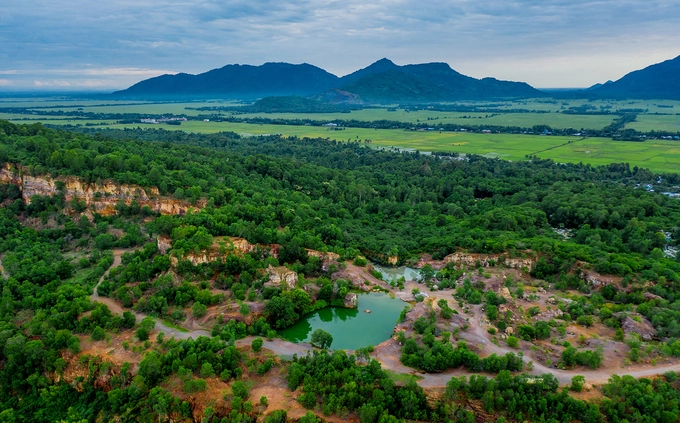 Nhờ màu nước xanh ngọc bích mà hồ nằm trên đỉnh núi Tà Pạ (xã Núi Tô, huyện Tri Tôn) được du khách gọi là "tuyệt tình cốc". Tà Pạ là một trong bảy ngọn núi thuộc dãy Thất Sơn nổi tiếng tại An Giang, cách thị trấn Tri Tôn vài cây số.