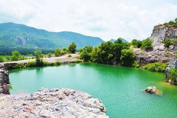 Hồ nằm trên đồi Tà Pạ có đường đi hơi khó, trước đây chỉ có các phượt thủ chạy xe máy tới, hiện nay đã có nhiều du khách tìm đường tham quan. Mặt hồ xanh ngọc in bóng mỏm đá như cảnh trong phim cổ trang nên được gọi là "tuyệt tình cốc" phiên bản miền Tây. Ảnh: Thanh Tuyết. Hồ nằm trên đồi Tà Pạ có đường đi hơi khó, trước đây chỉ có các phượt thủ chạy xe máy tới, hiện nay đã có nhiều du khách tìm đường tham quan. Mặt hồ xanh ngọc in bóng mỏm đá như cảnh trong phim cổ trang nên được gọi là "tuyệt tình cốc" phiên bản miền Tây. Ảnh: Thanh Tuyết.