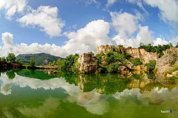 Tà Pạ thuộc xã Núi Tô, cách thị trấn Tri Tôn khoảng một km, là một trong bảy ngọn núi tạo nên địa danh “Thất Sơn” huyền bí. Từ chợ Tri Tôn bạn hỏi đường đến chùa Tà Pạ, người dân hay gọi là chùa Núi hay chùa Chưn Num (theo tiếng Khmer). Từ cổng chùa đi khoảng 400 m sẽ tới đỉnh đồi, nơi có hồ nước. Ảnh: Hachi8. Tà Pạ thuộc xã Núi Tô, cách thị trấn Tri Tôn khoảng một km, là một trong bảy ngọn núi tạo nên địa danh “Thất Sơn” huyền bí. Từ chợ Tri Tôn bạn hỏi đường đến chùa Tà Pạ, người dân hay gọi là chùa Núi hay chùa Chưn Num (theo tiếng Khmer). Từ cổng chùa đi khoảng 400 m sẽ tới đỉnh đồi, nơi có hồ nước. Ảnh: Hachi8.