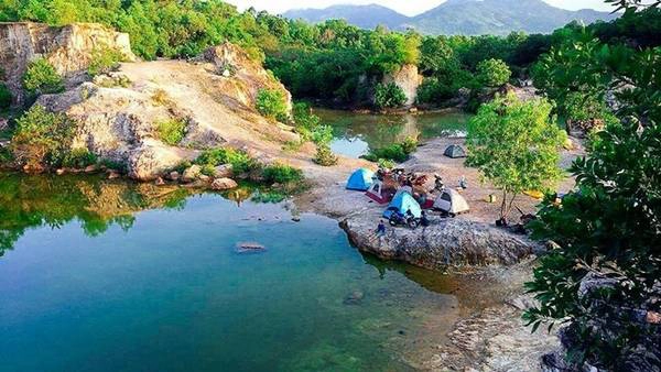 Hầu hết du khách tới tham quan hồ nước một buổi rồi rời đi. Có một số nhóm phượt thủ cắm trại qua đêm tại đây, mang theo lều và đồ ăn. Lưu ý luôn dọn dẹp sạch sẽ, không để lại rác thải. Ảnh: Việt Dương. Hầu hết du khách tới tham quan hồ nước một buổi rồi rời đi. Có một số nhóm phượt thủ cắm trại qua đêm tại đây, mang theo lều và đồ ăn. Lưu ý luôn dọn dẹp sạch sẽ, không để lại rác thải. Ảnh: Việt Dương.
