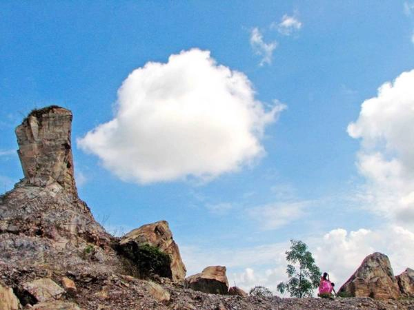 Xung quanh hồ là các phiến đá lớn, vết tích của việc khai thác đá. Trẻ em địa phương thường đứng trên mỏm đá nhảy xuống hồ tắm. Du khách lưu ý không làm theo, không leo lên mỏm đá, không tắm hồ để đảm bảo an toàn. Ảnh: Vương Mạnh. Xung quanh hồ là các phiến đá lớn, vết tích của việc khai thác đá. Trẻ em địa phương thường đứng trên mỏm đá nhảy xuống hồ tắm. Du khách lưu ý không làm theo, không leo lên mỏm đá, không tắm hồ để đảm bảo an toàn. Ảnh: Vương Mạnh.