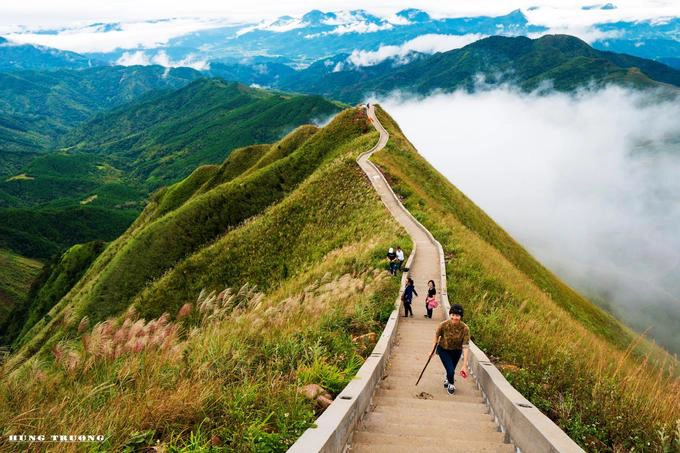Sau khi trở thành điểm đến nổi tiếng, con đường trekking đến cột mốc 1305 tại Bình Liêu đã được xây dựng thêm một đường thang bộ dài khoảng 1,8 km với 2.000 bậc thang. Sau khi trở thành điểm đến nổi tiếng, con đường trekking đến cột mốc 1305 tại Bình Liêu đã được xây dựng thêm một đường thang bộ dài khoảng 1,8 km với 2.000 bậc thang.