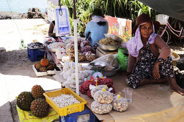 Cũng như tỏi, hành tím ở Lý Sơn có mùi thơm, vị ngọt và ít nồng hơn hành tím được gieo trồng ở các vùng đất khác. Đây được xem là đặc sản và là niềm tự hào của người dân huyện đảo. Ngoài việc bán sỉ cho thương lái, hành tỏi cũng được bán lẻ tại chỗ cho khách du lịch với giá rẻ.