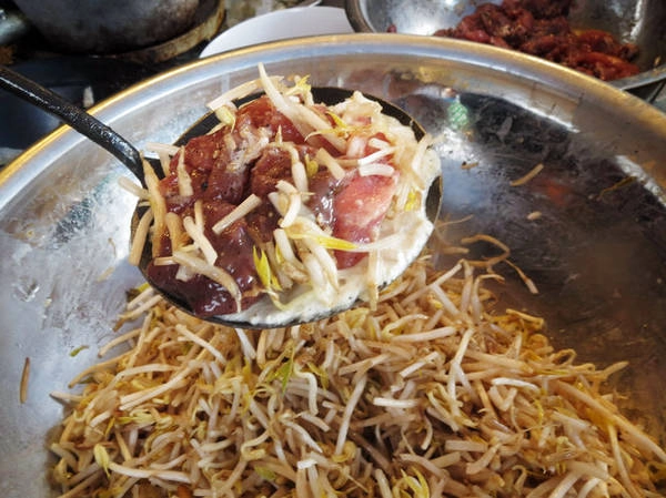Cho bột và nhân bánh vào vá - Ảnh: Hoài Vũ