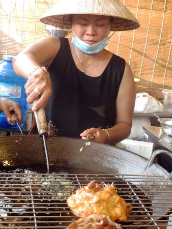  Bánh giá chiên chín để cho ráo dầu - Ảnh: Hoài Vũ
